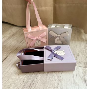 Коробка квадрат с ручками и подушечкой 10*10*4 см. в ассортименте